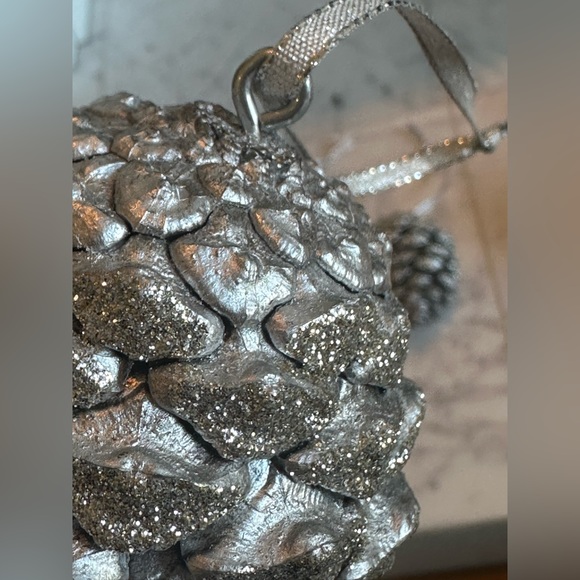 Handcrafted Natural Pinecone Christmas Ornaments - Picture 3 of 4